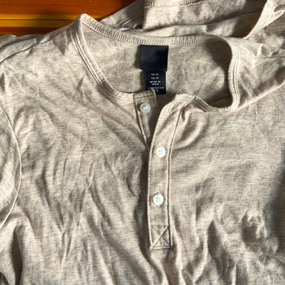 Men’s xs/women’s s long sleeved tee.